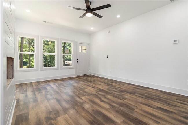 Building Photo - 2884 Thompson Cir