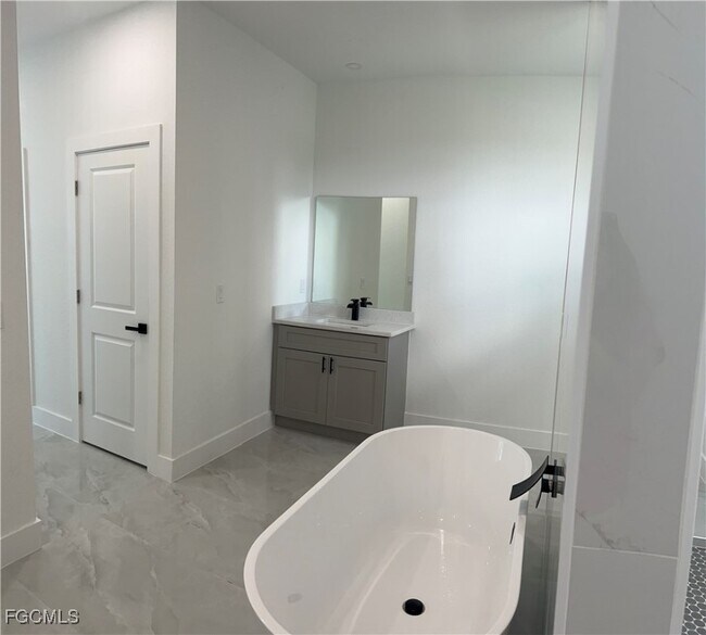 Building Photo - 804 NW 36th Pl