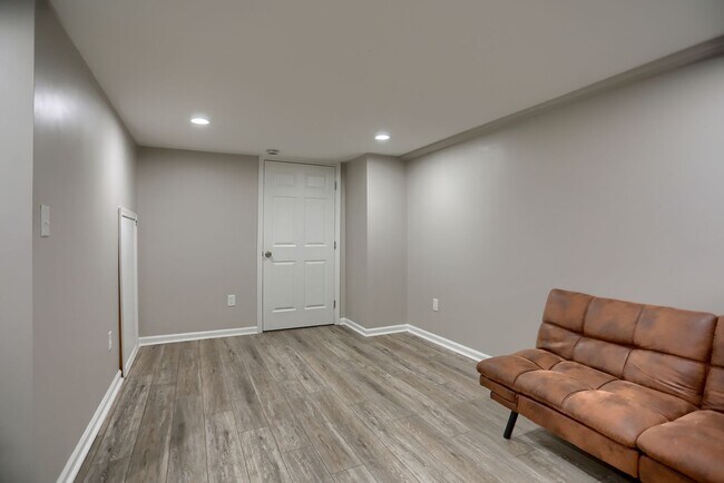 Building Photo - 1207 Anglesea St