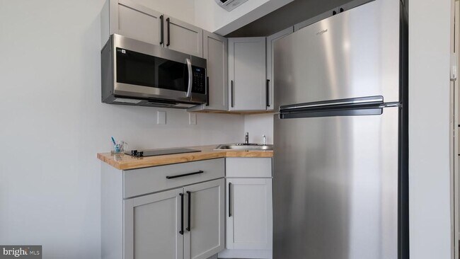 Building Photo - 4419 Ludlow St