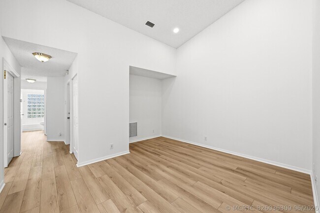 Building Photo - 7618 Pinewalk Dr S