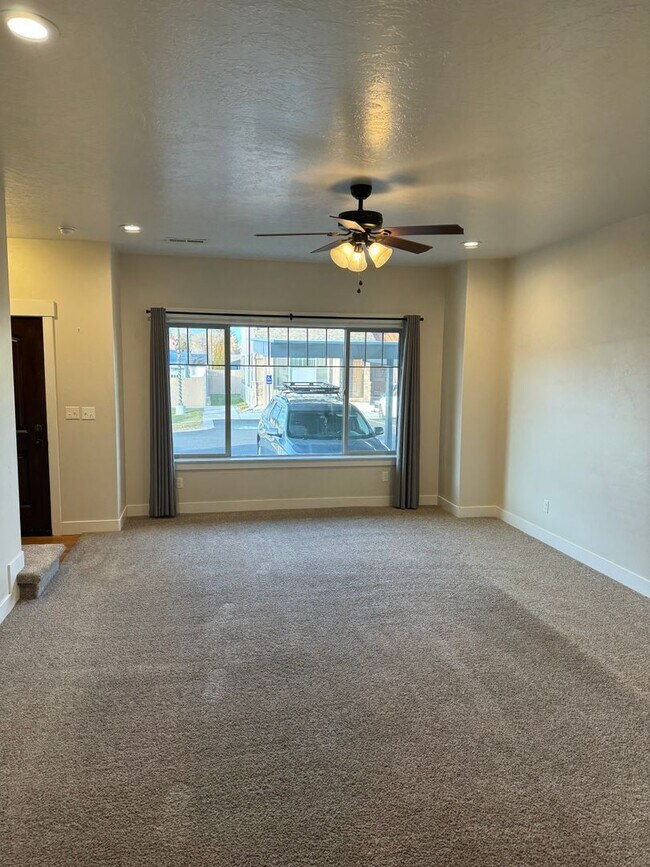 Building Photo - Spacious Townhome for rent in Rexburg