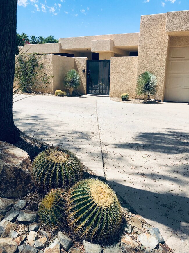 Features u-shape driveway - 72836 Mesa View Dr