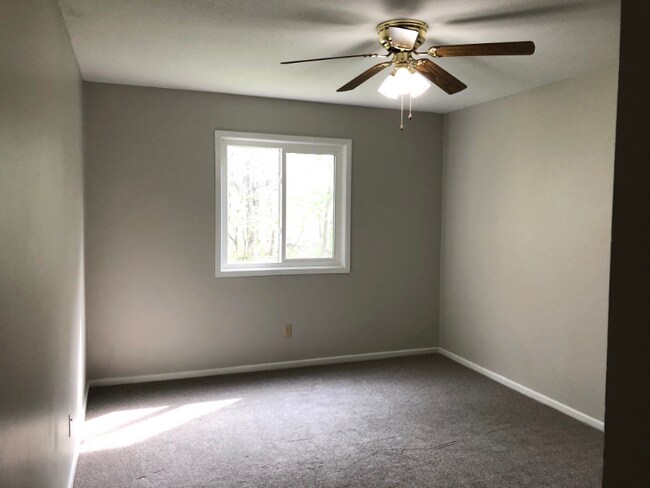 Building Photo - 1730 NW Pine Rd