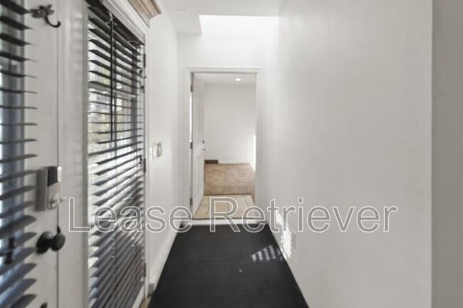 Building Photo - 1233 1/2 Fulton St