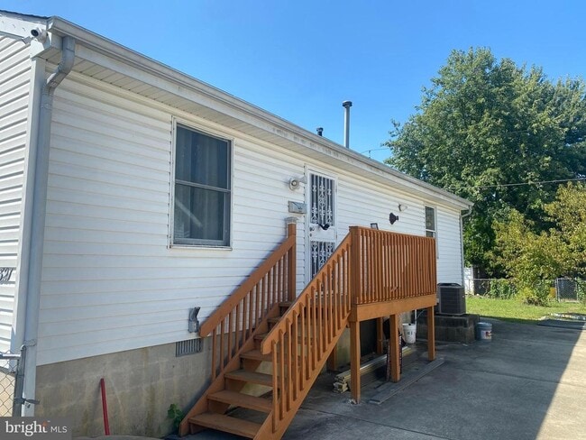 Building Photo - 321 Linden Ave