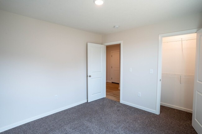 Building Photo - Beautiful newer 3 bed home with 3 car garage