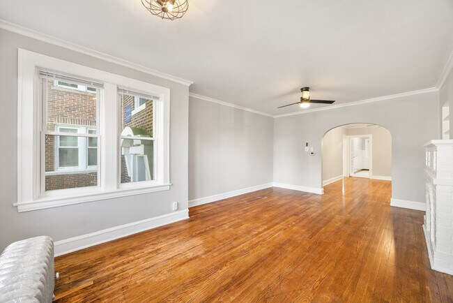 Building Photo - 2443 W Gunnison St