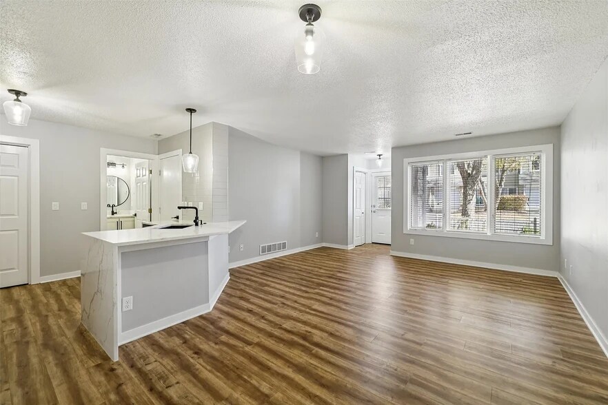 Building Photo - 811 Burr Oaks Dr