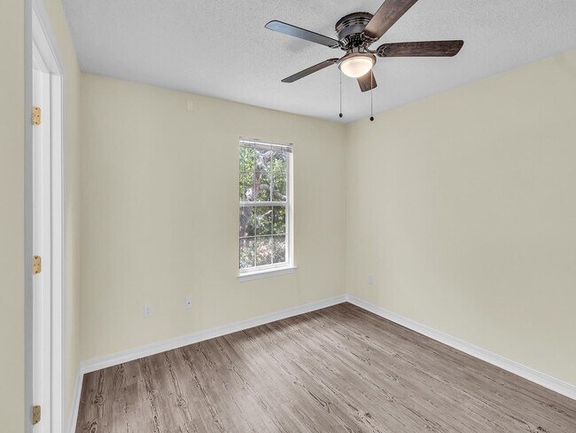 Building Photo - 2717 Bay Club Dr