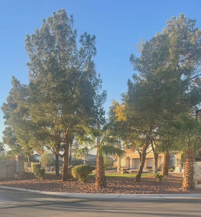 Building Photo - *GREAT TOWNHOME IN GATED "SILVERADO RANCH COMMUNITY!!"