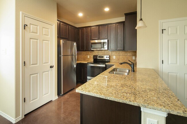 Building Photo - AVAILABLE NOW! GORGEOUS 3 BEDROOM DUPLEX LOCATED IN BUDA, TEXAS!