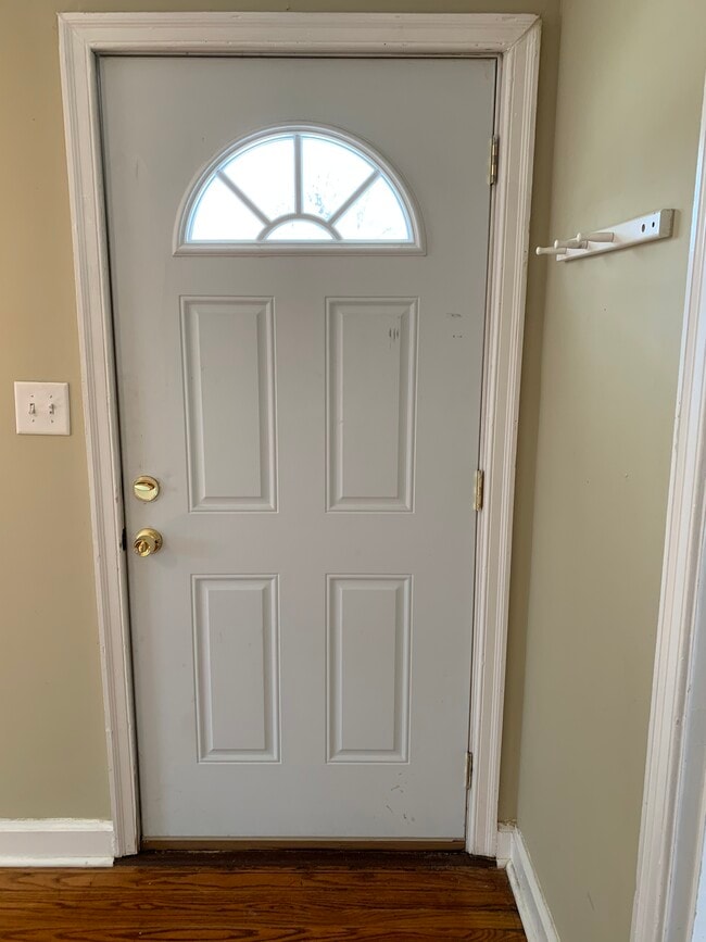 Building Photo - 2810 Stratford Dr