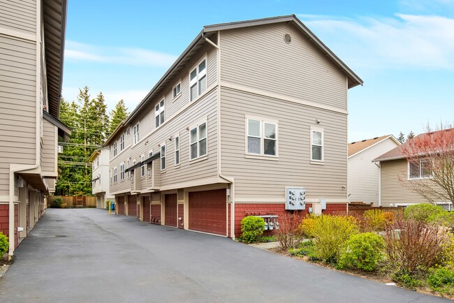 Building Photo - Updated 2 Bedroom Shoreline Townhouse!