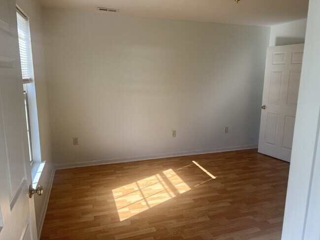 Building Photo - Charming 3-Bedroom End Unit Townhouse in B...