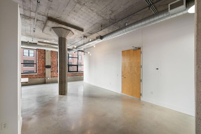 Building Photo - 718 N Washington Ave