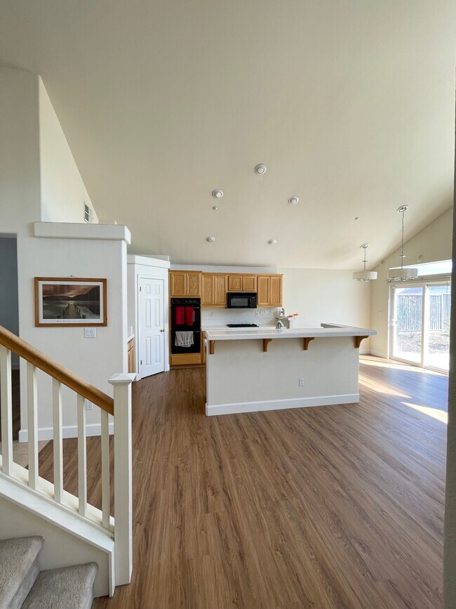 Building Photo - 557 Canyon Meadows Dr
