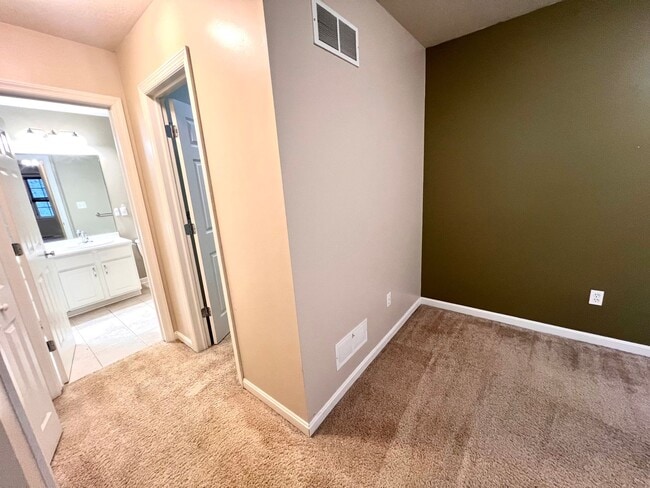 Building Photo - Beautiful Townhome - 3 bedroom 2.5 bath - Must see!