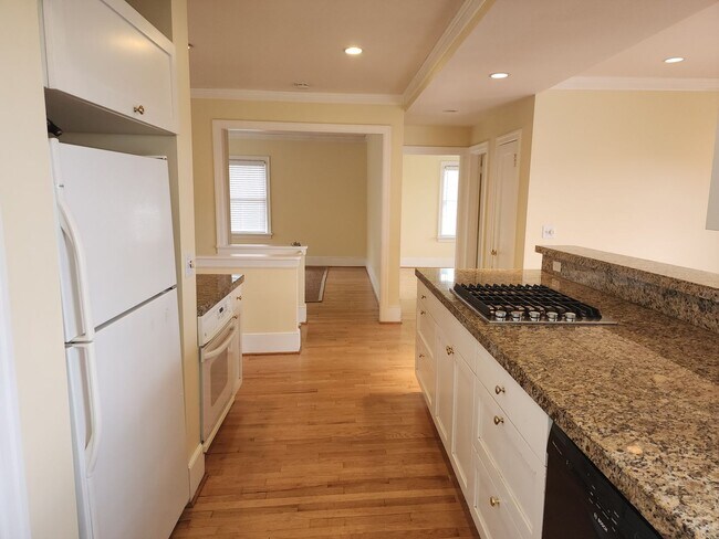 Building Photo - Spacious 3BR/3BA in Sought- After Queen Anne Location