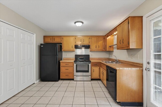 Building Photo - 921 Kingsbury Dr