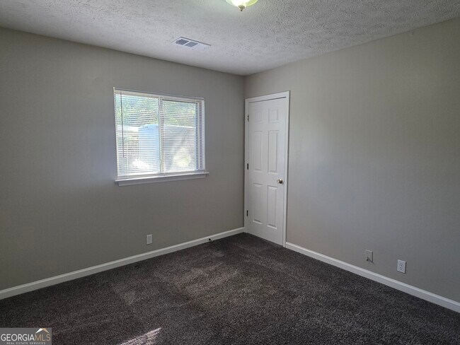Building Photo - 34 Walnut Way