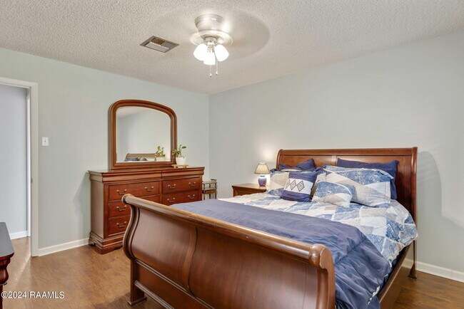 Building Photo - 303 Plaza Village Dr
