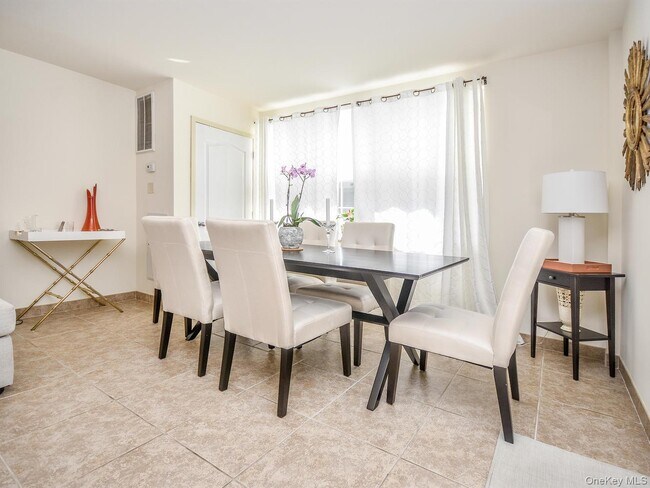 Building Photo - 400 Carney St