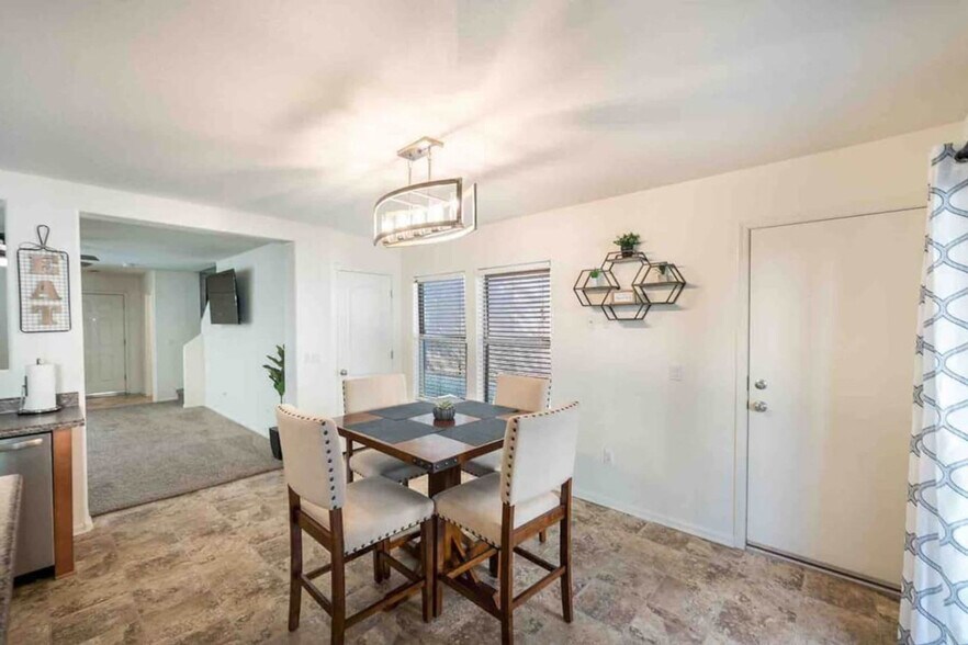 Building Photo - 10948 W Elm St