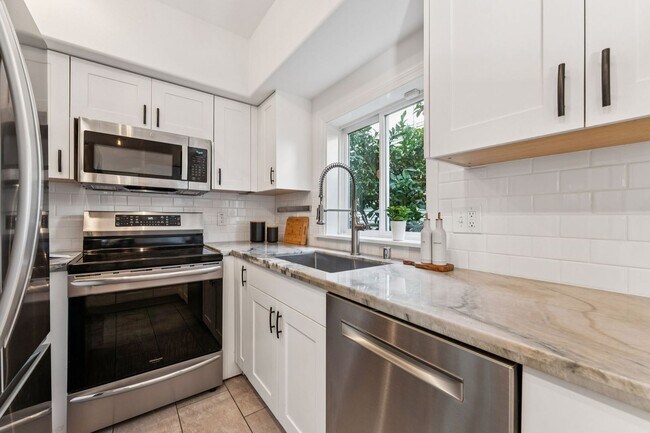 Building Photo - TOTAL REMODEL LARGE 1750sf 3BR+ Bonus/3BA North Oakland Home AVAILABLE NOW