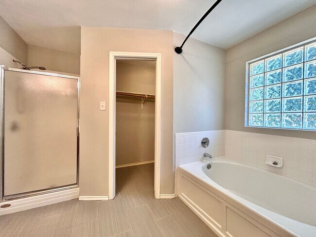 Building Photo - 404 Mesquite Cir