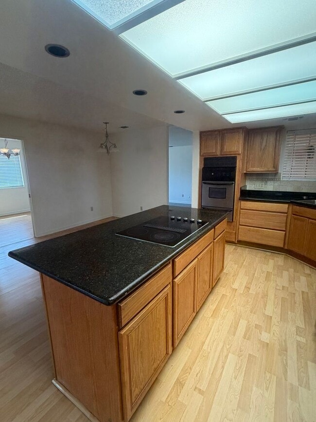 Building Photo - Charming 3 bedroom 2 bathroom home located in Hanford