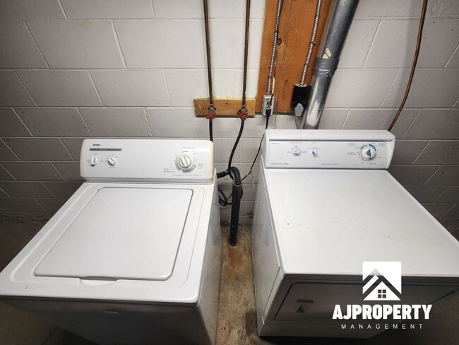 Building Photo - 2 Bedroom 1 Bathroom Near Edison Middle School