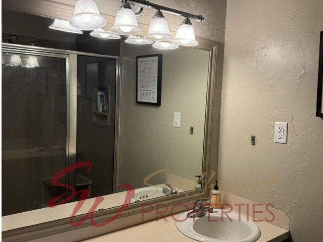 Building Photo - Lovely, spacious home that welcomes you in!