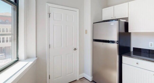 Building Photo - 330 N Charles St