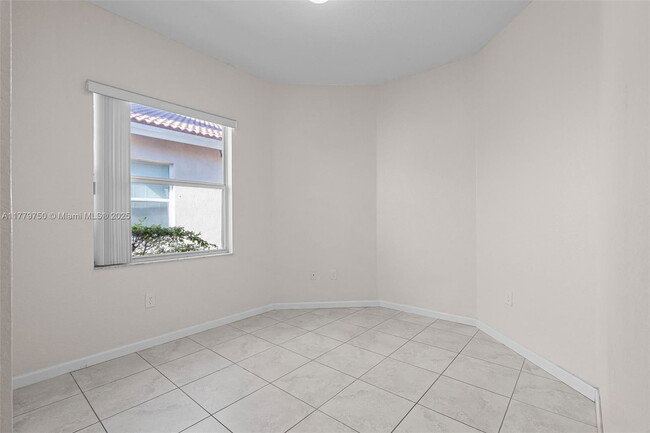 Building Photo - 1270 NE 39th Ave