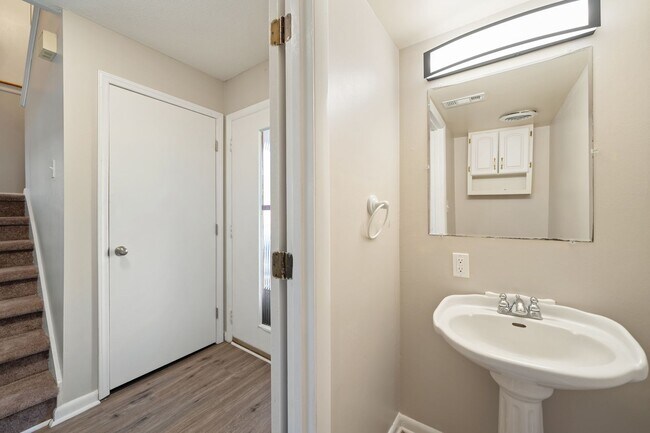 Building Photo - Charming 2-Bedroom End Unit townhome Avail...