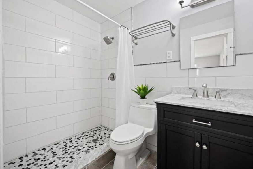 primary bathroom - 18955 SE Fearnley Dr