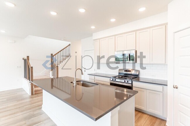 Building Photo - Unit B