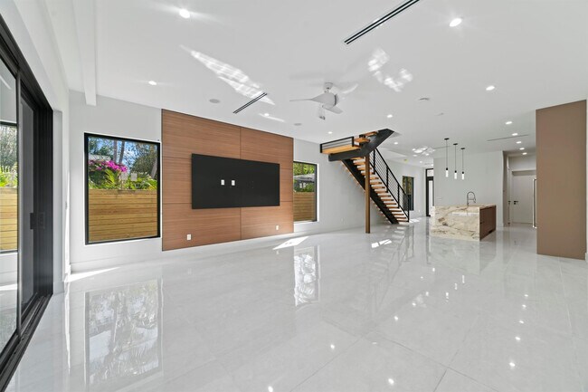 Building Photo - 1314 NE 13th Ave