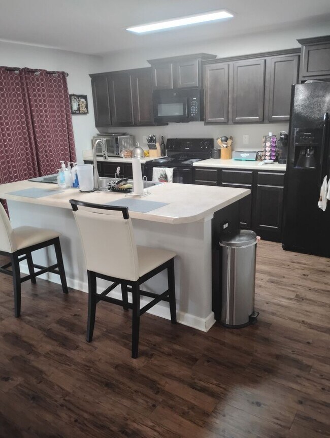 Building Photo - Modern-Lux Style 4BR/2.5BA House