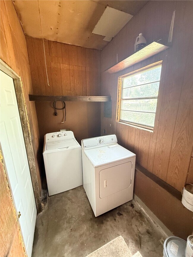 Building Photo - 2205 Dogwood Pl
