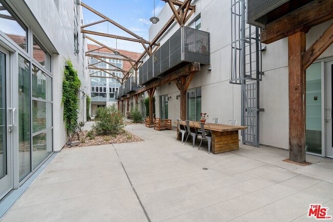 Building Photo - 527 Molino St