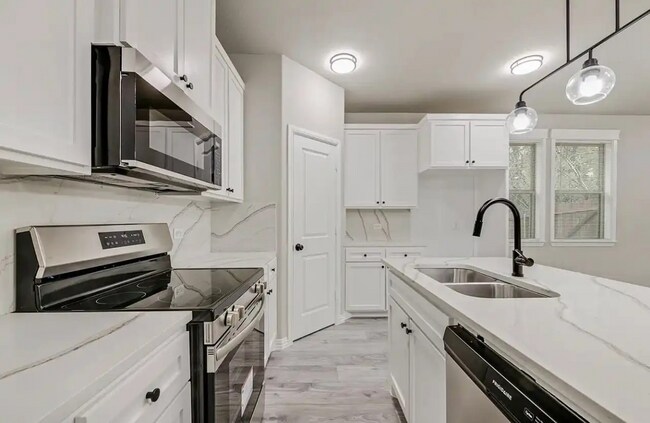Building Photo - 5612 Black Pine Cir