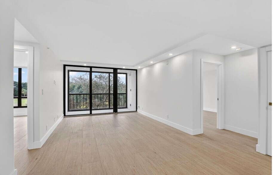 Building Photo - 7835 Lakeside Blvd