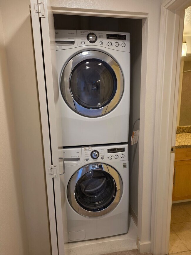 Building Photo - Immaculate Contemporary Living in Kaka‘ako- 2 bedroom, 2 bathroom, 2 covered parking stall, and I...