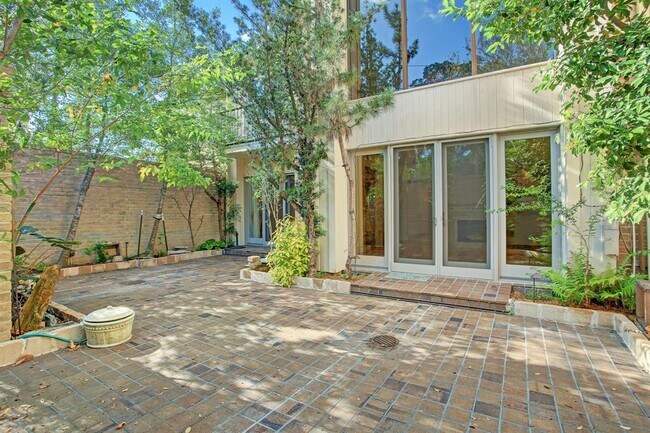 Building Photo - 10166 Memorial Dr