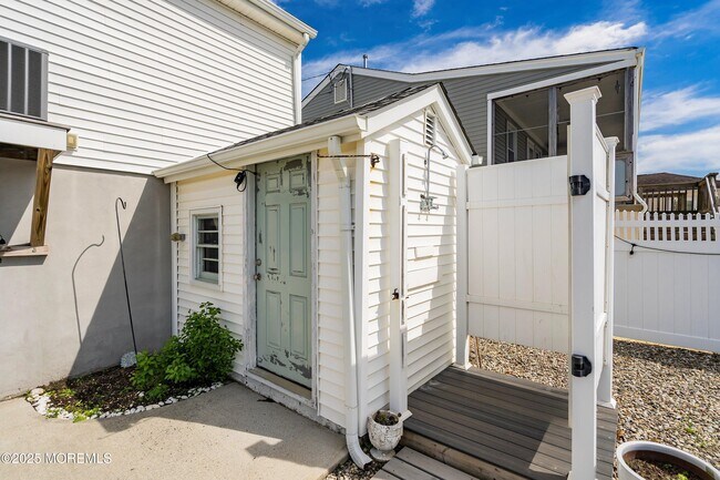 Building Photo - 167 4th Ave