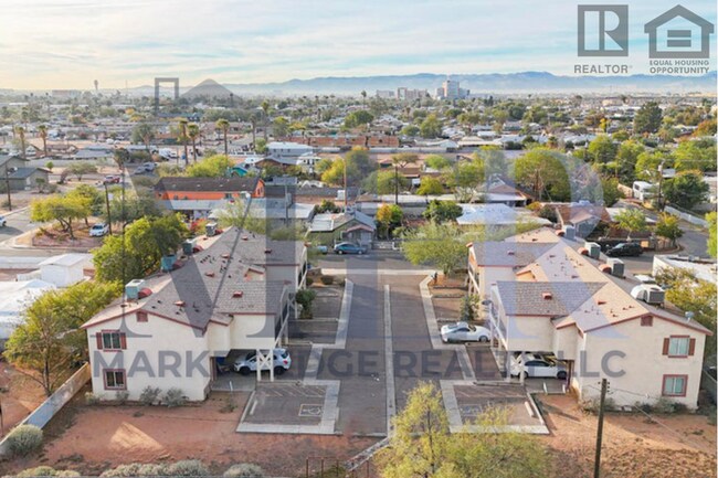 Building Photo - 3Bed/2.5Bath Townhouse at 24th St/Thomas! Ready for Immediate Move-In!