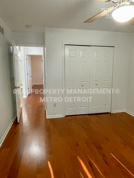 Building Photo - 5560 Seabreeze Ln