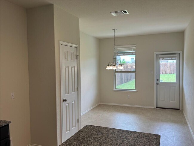 Building Photo - 250 Zuma Dr